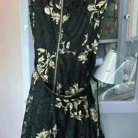 Gabby Sky Womens Black Gold Floral Filigree Printed Belted Lace Dress V Back 10* - Picture 3 of 4